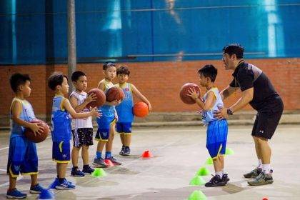 Học sinh đang học chơi bóng rổ